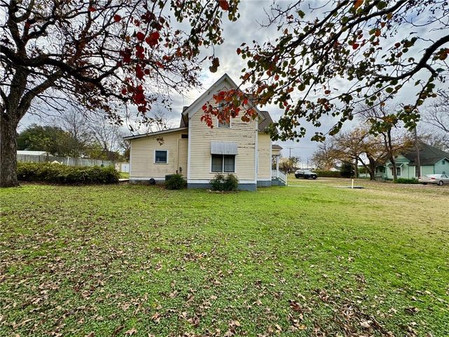 102 South Pine Street, Calvert, TX 77837