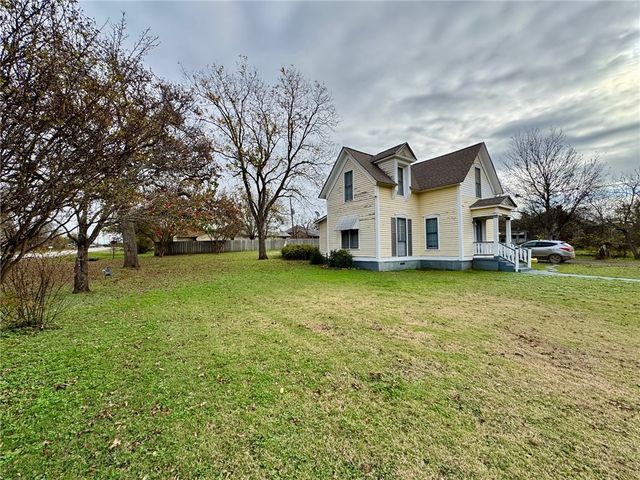 102 South Pine Street, Calvert, TX 77837