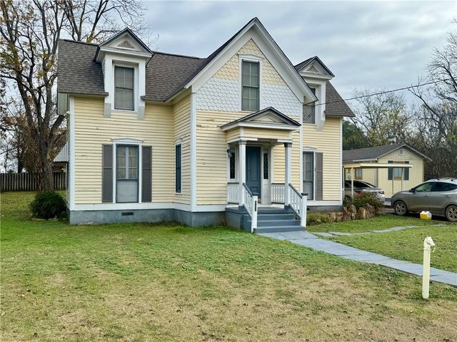 102 South Pine Street, Calvert, TX 77837