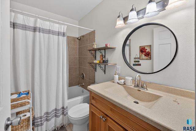 3019 N Presentation Ct Court, Sioux Falls, SD 57104