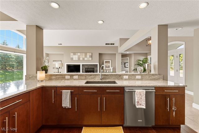 7571 Silverleaf Court, Sagamore Hills, OH 44067