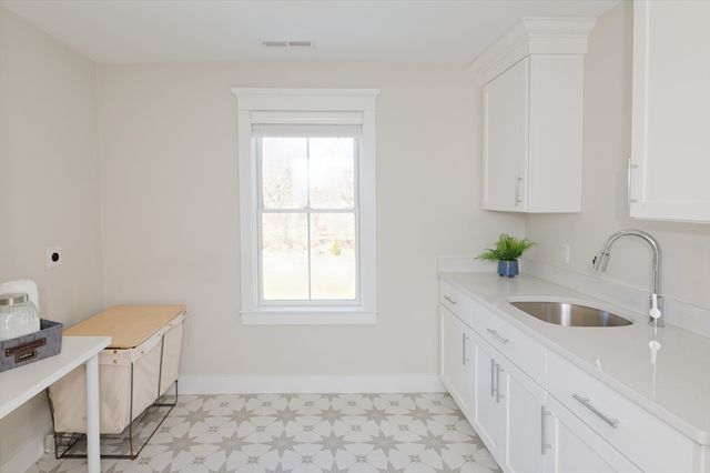 4 Dairy Farm Ln, Southborough, MA 01772