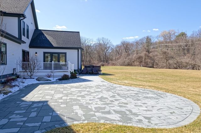 4 Dairy Farm Ln, Southborough, MA 01772