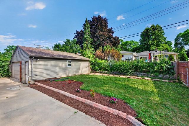 10529 W Caldwell AVENUE, Milwaukee, WI 53225