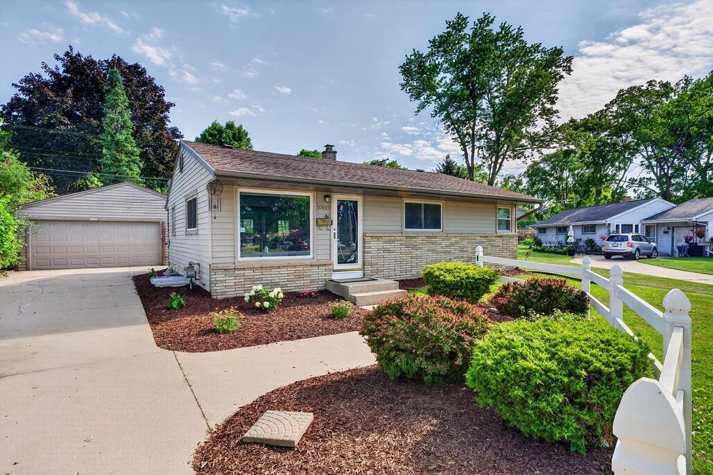 10529 W Caldwell AVENUE, Milwaukee, WI 53225