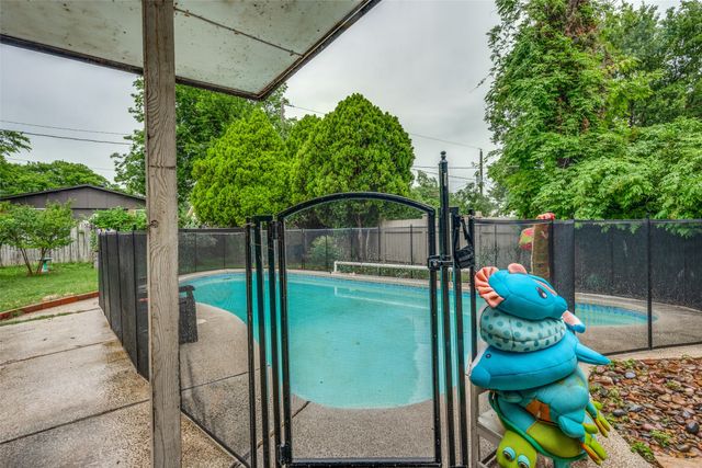 1616 Country Manor Road, Fort Worth, TX 76134