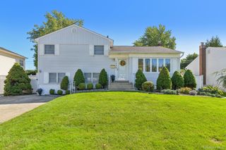 3994 Daleview Avenue, Seaford, NY 11783