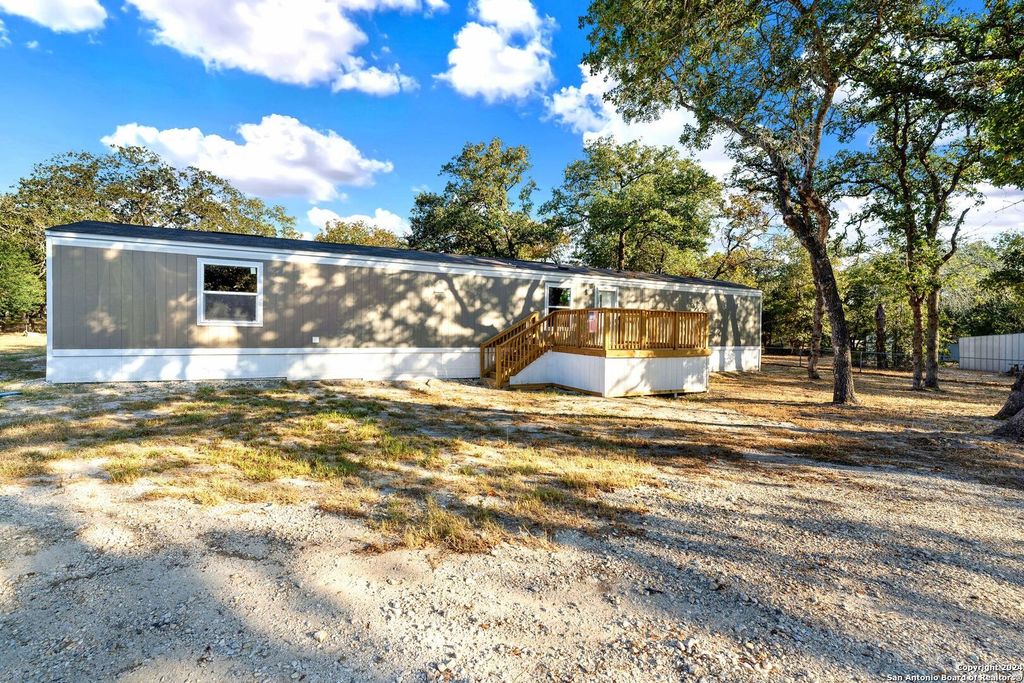 315 HICKORY HILL, La Vernia, TX 78121