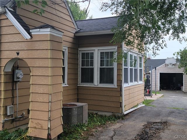 202 Darlington Road East, Salina, NY 13208