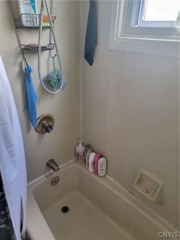 202 Darlington Road East, Salina, NY 13208