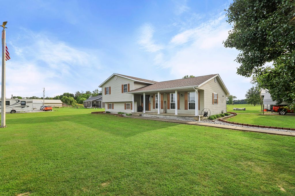 Image 2 of property listing at 2081 N Broadway Avenue, Salem, IL 62881