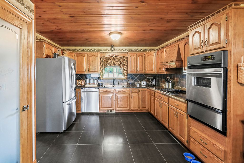 Image 11 of property listing at 2081 N Broadway Avenue, Salem, IL 62881