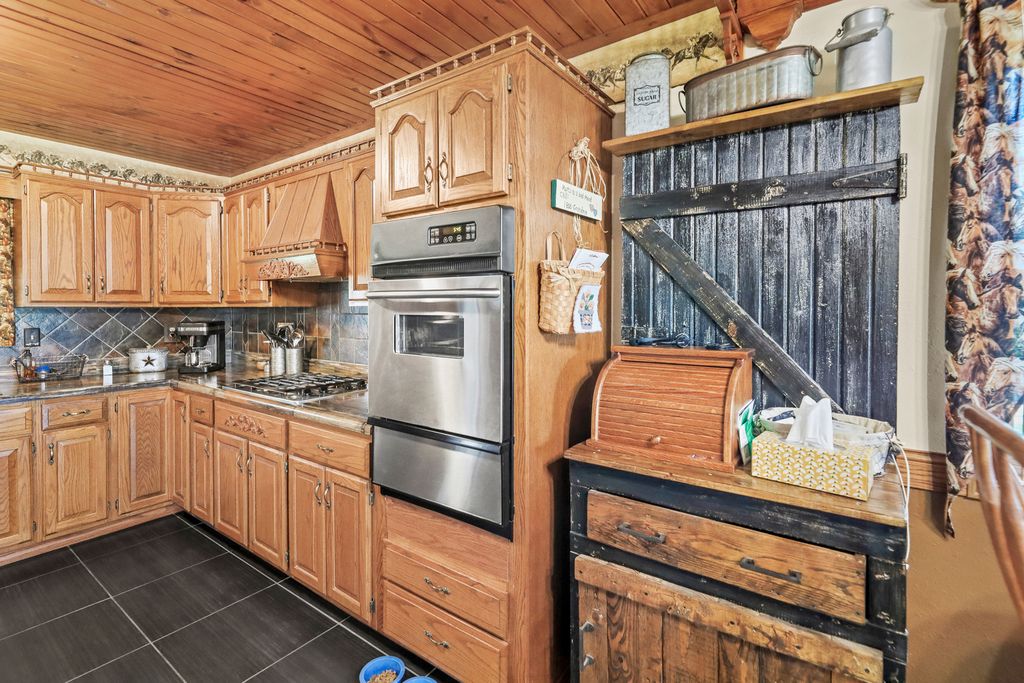 Image 12 of property listing at 2081 N Broadway Avenue, Salem, IL 62881