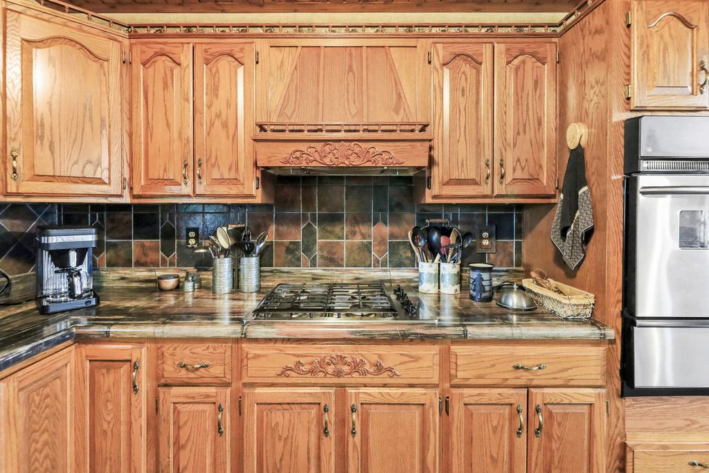 Image 13 of property listing at 2081 N Broadway Avenue, Salem, IL 62881
