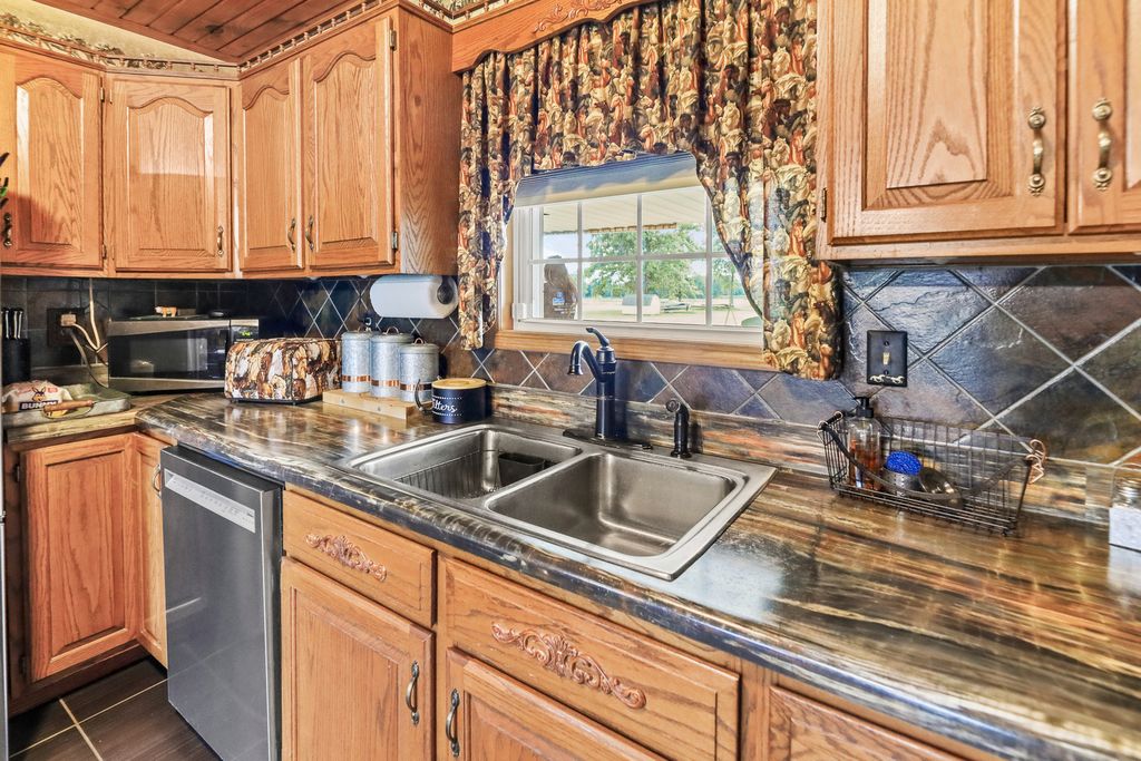 Image 14 of property listing at 2081 N Broadway Avenue, Salem, IL 62881