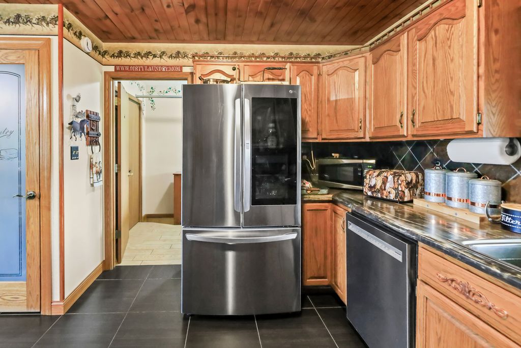 Image 15 of property listing at 2081 N Broadway Avenue, Salem, IL 62881