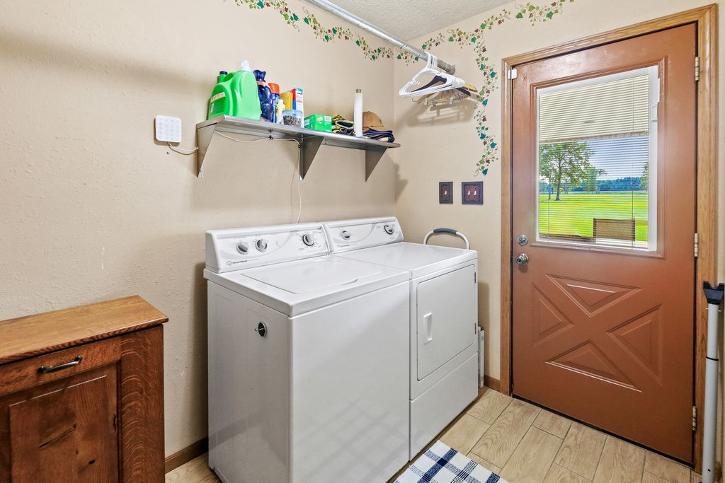 Image 17 of property listing at 2081 N Broadway Avenue, Salem, IL 62881