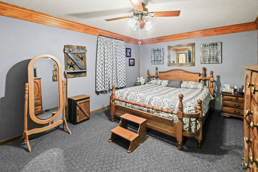 Image 19 of property listing at 2081 N Broadway Avenue, Salem, IL 62881