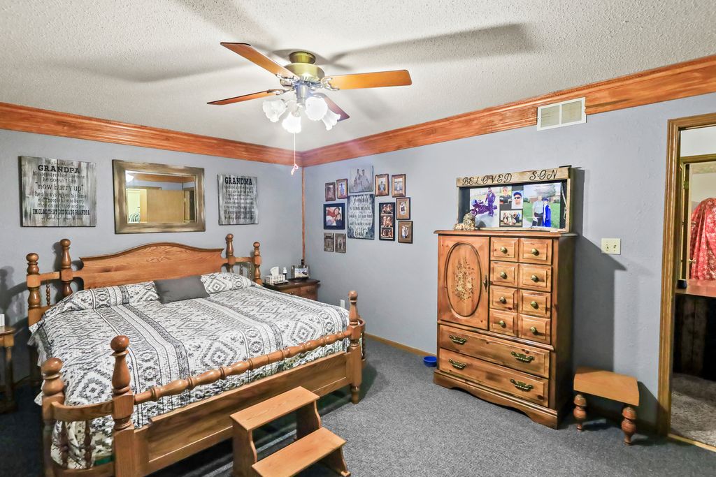 Image 20 of property listing at 2081 N Broadway Avenue, Salem, IL 62881