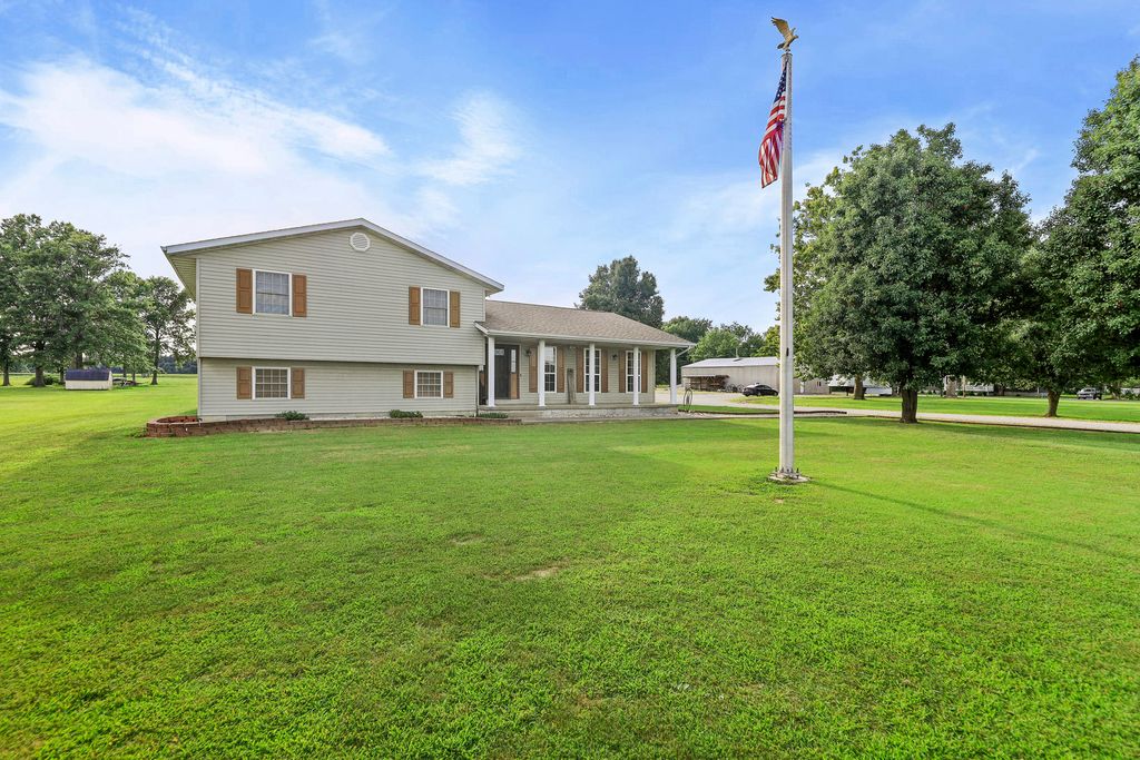 Image 3 of property listing at 2081 N Broadway Avenue, Salem, IL 62881