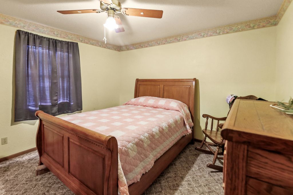 Image 23 of property listing at 2081 N Broadway Avenue, Salem, IL 62881