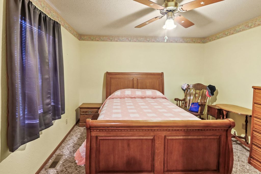 Image 24 of property listing at 2081 N Broadway Avenue, Salem, IL 62881