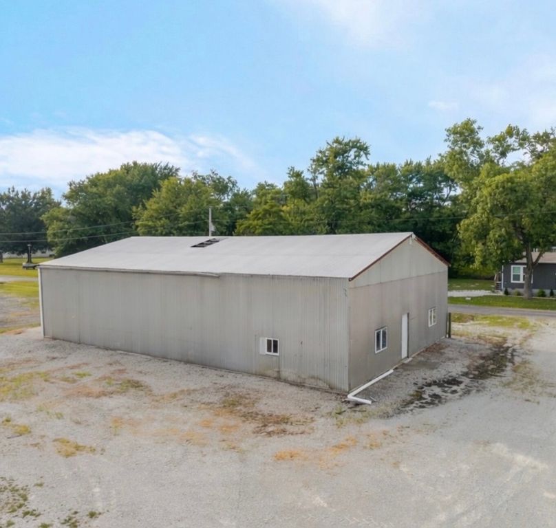 Image 26 of property listing at 2081 N Broadway Avenue, Salem, IL 62881