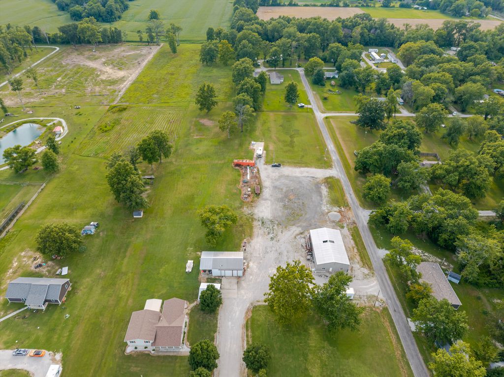 Image 27 of property listing at 2081 N Broadway Avenue, Salem, IL 62881