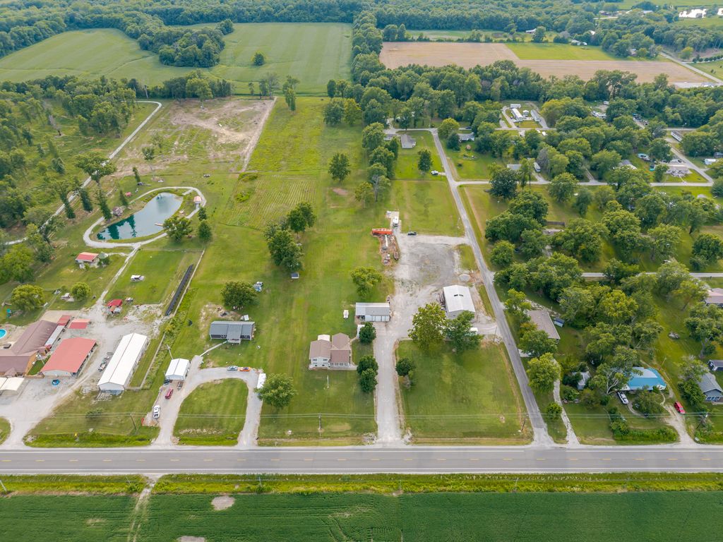 Image 28 of property listing at 2081 N Broadway Avenue, Salem, IL 62881