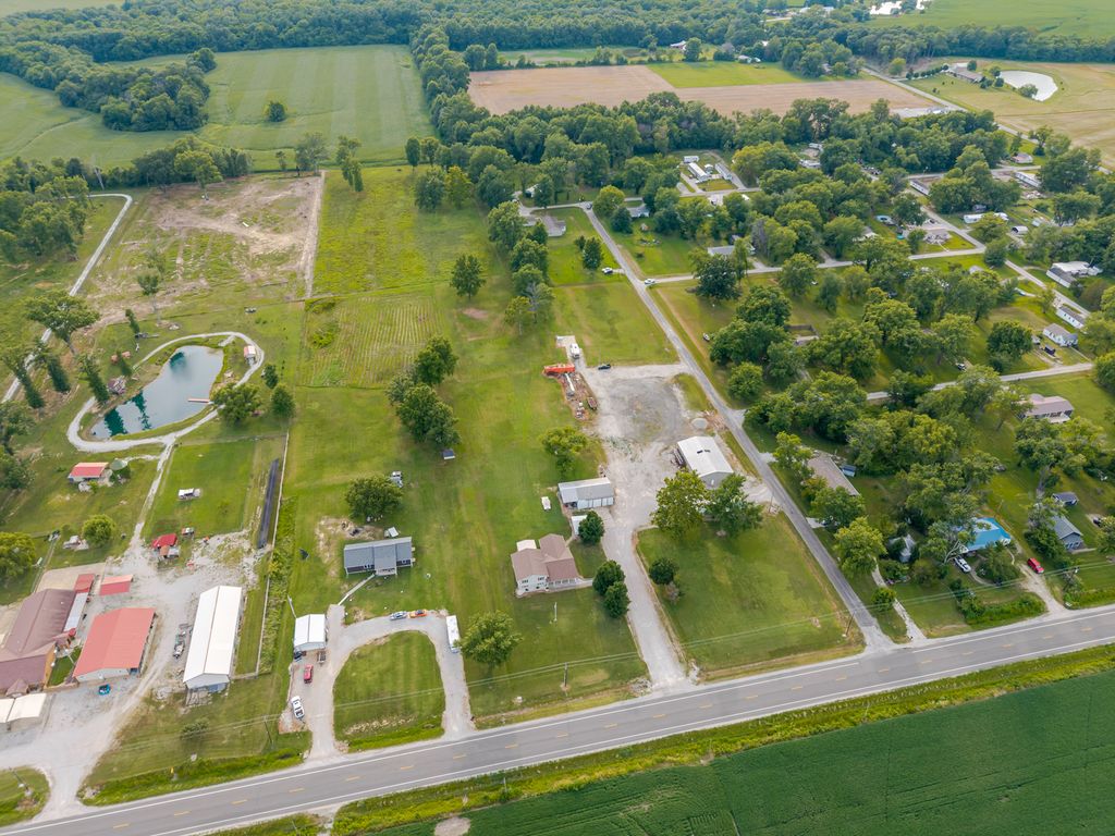 Image 29 of property listing at 2081 N Broadway Avenue, Salem, IL 62881
