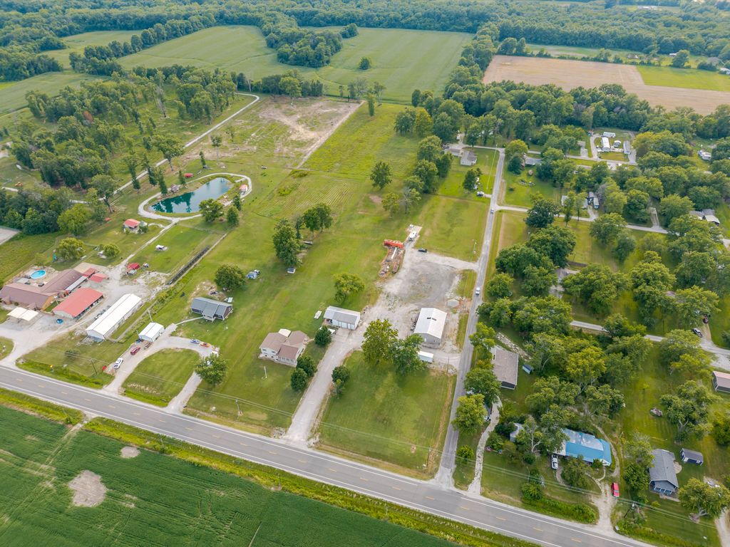 Image 30 of property listing at 2081 N Broadway Avenue, Salem, IL 62881