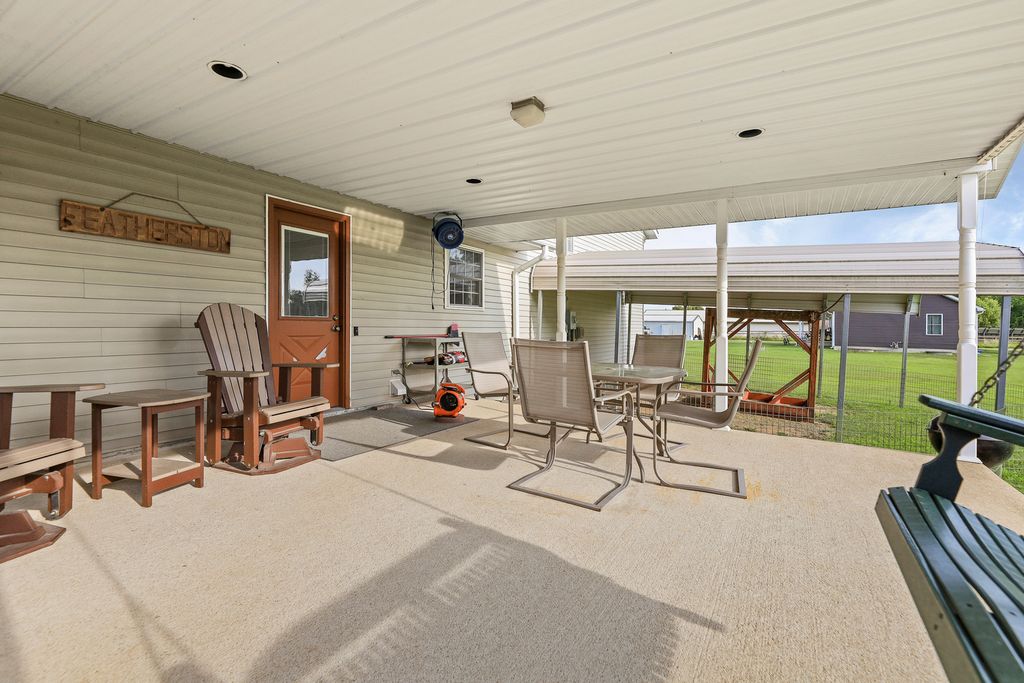Image 4 of property listing at 2081 N Broadway Avenue, Salem, IL 62881