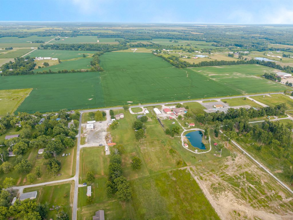 Image 31 of property listing at 2081 N Broadway Avenue, Salem, IL 62881