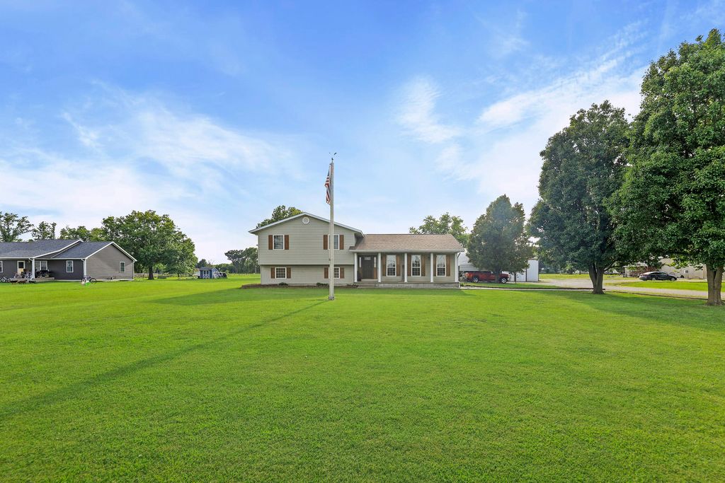 Image 32 of property listing at 2081 N Broadway Avenue, Salem, IL 62881