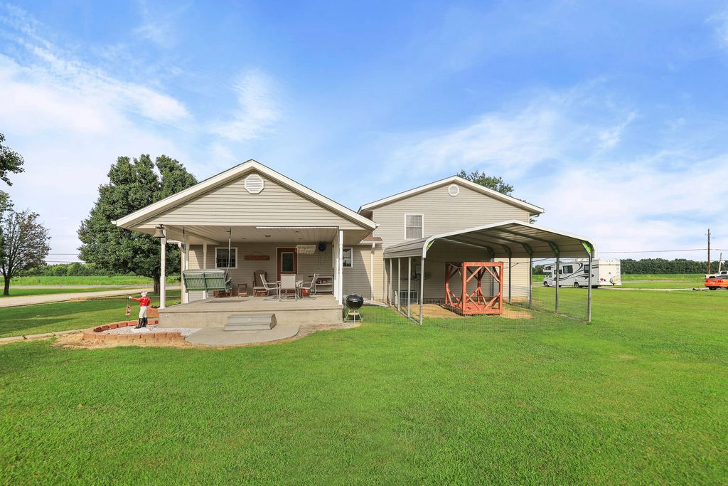 Image 5 of property listing at 2081 N Broadway Avenue, Salem, IL 62881