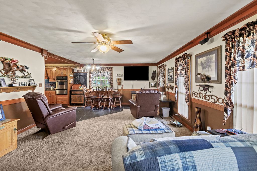 Image 8 of property listing at 2081 N Broadway Avenue, Salem, IL 62881