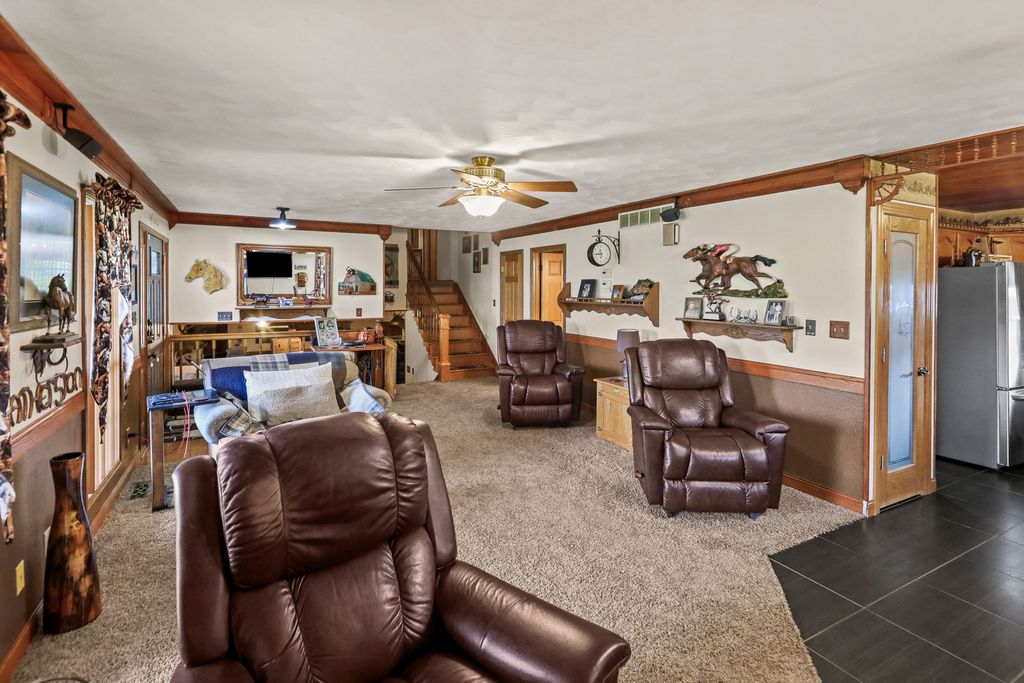Image 9 of property listing at 2081 N Broadway Avenue, Salem, IL 62881