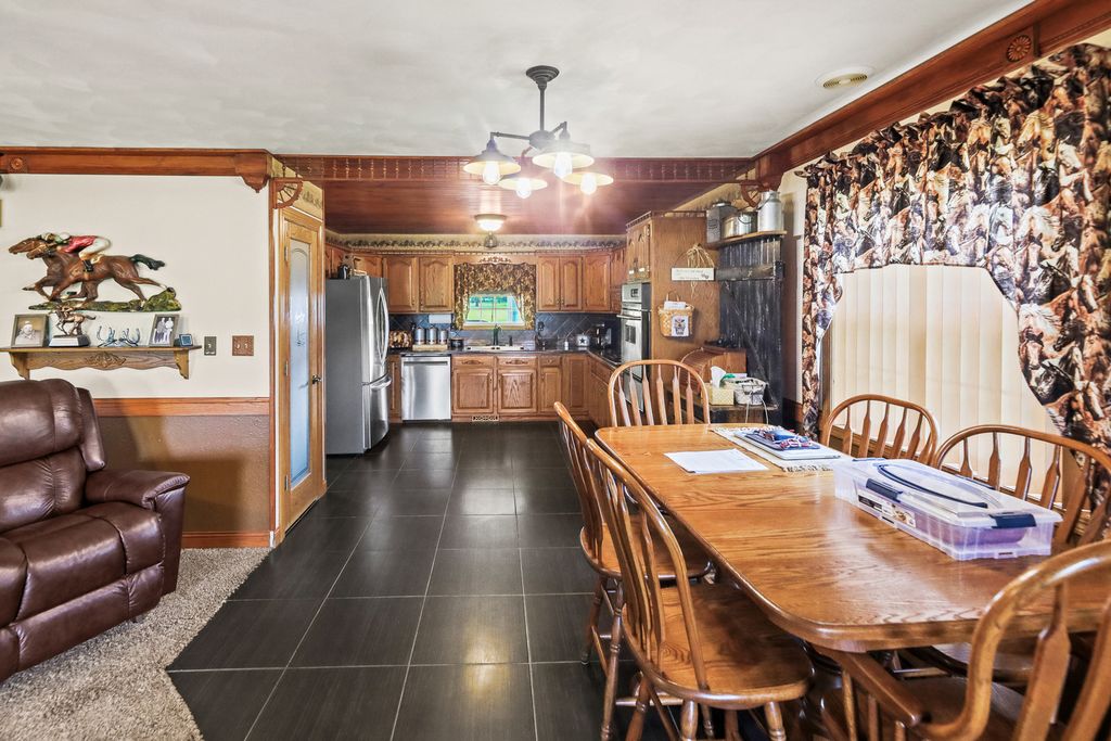 Image 10 of property listing at 2081 N Broadway Avenue, Salem, IL 62881