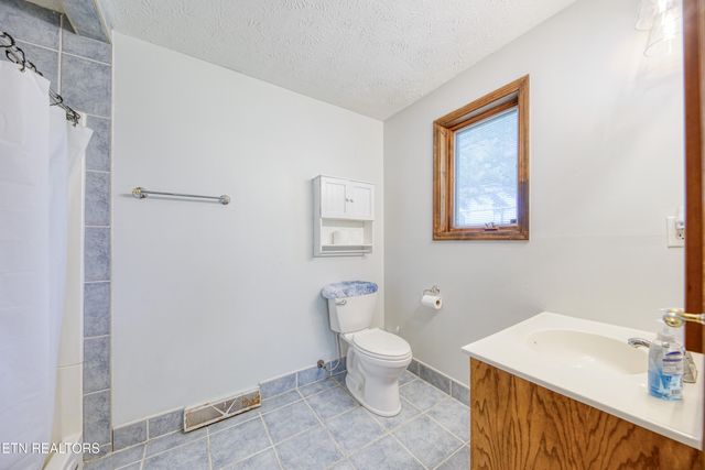 664 Oxford Rd, Jefferson City, TN 37760