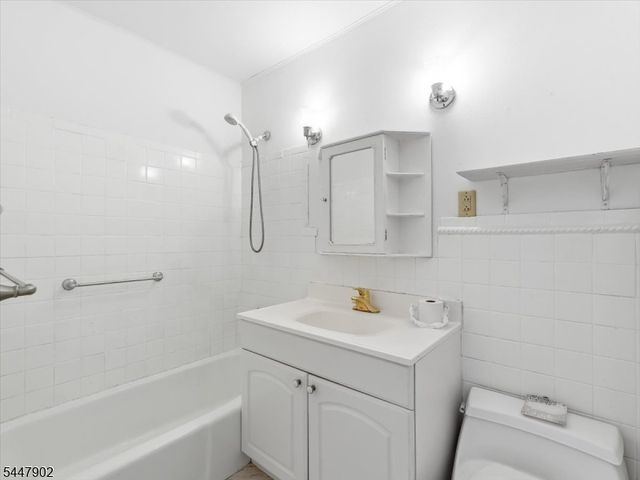 199 Avenue A, Bayonne City, NJ 07002