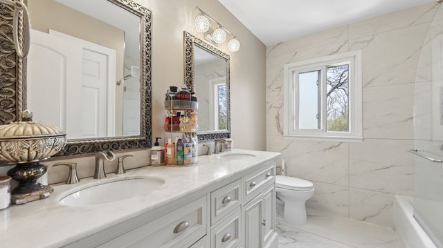 813 Castlewood Lane, Deerfield, IL 60015