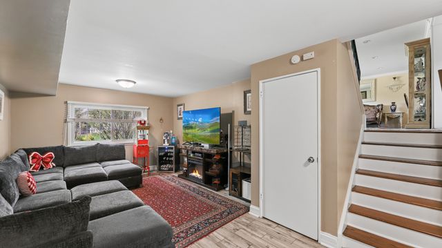 813 Castlewood Lane, Deerfield, IL 60015