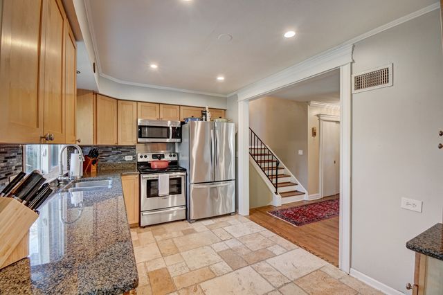 813 Castlewood Lane, Deerfield, IL 60015