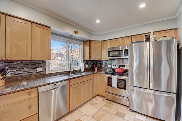813 Castlewood Lane, Deerfield, IL 60015