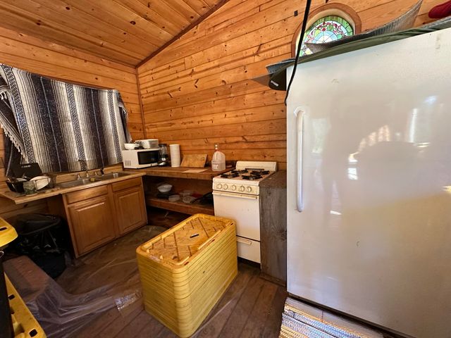 3834 Thomas Road, Miranda, CA 95553