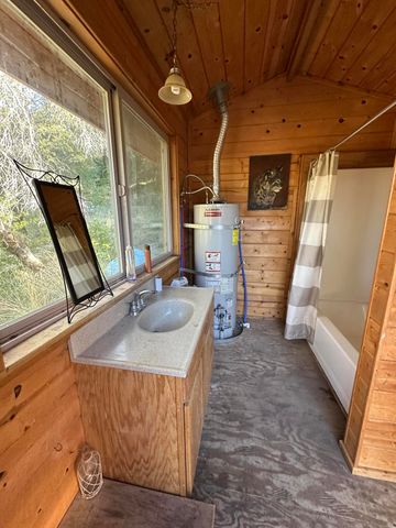 3834 Thomas Road, Miranda, CA 95553