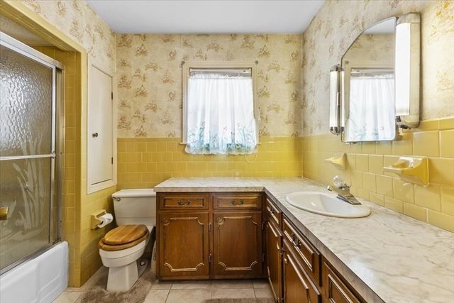 132 Winthrop St, Taunton, MA 02780