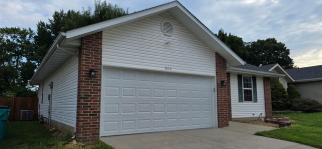 1632 E Adams Street, Springfield, MO 65803