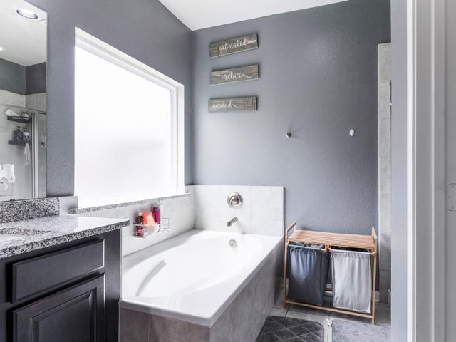 315 Woodhaven Drive, West Columbia, TX 77486