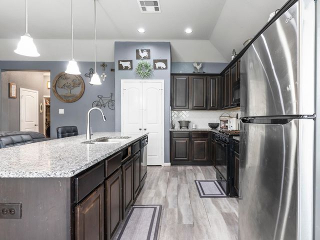 315 Woodhaven Drive, West Columbia, TX 77486